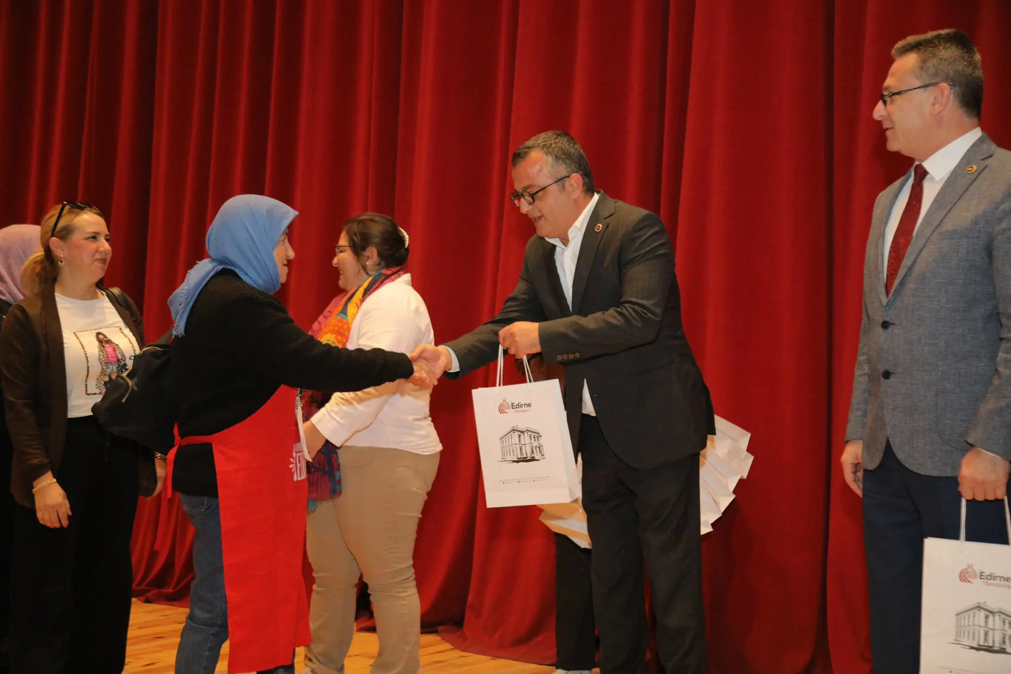 “EDİRNE BELEDİYESİ KADIN ÜRETİCİLERİ BİR ARAYA GETİRDİ” galeri görseli